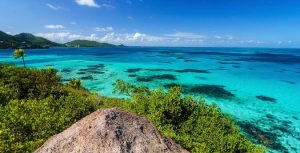 Karayipler, Karayip Denizi’ni, adalarını ve çevreleyen sahilleri kapsayan ve coğrafî olarak Orta Amerika’ya dâhil edilen bölgedir. Bu adalar, Florida’nın g