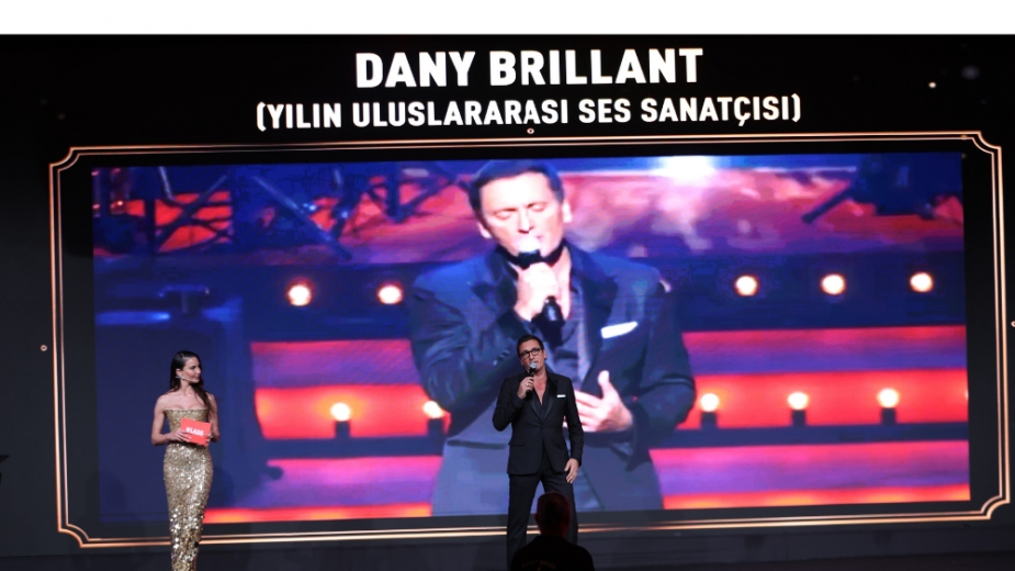Parlak Işıklar Sahneye Vurdu: Türkiye’nin Yıldızları Ödüllerini Aldı
