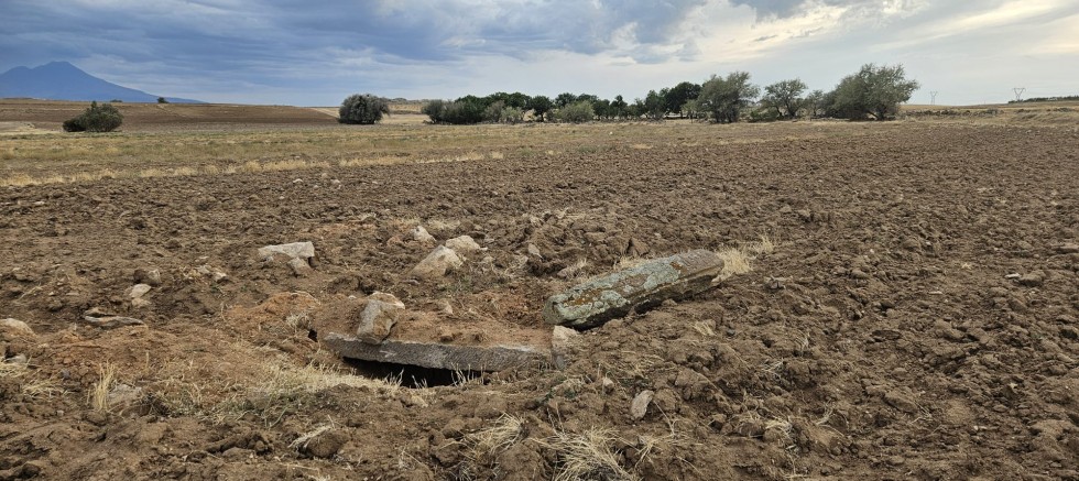 Hacı Ahmet Ünlü Tarladaki Açığa Çıkmış Mezarı Ziyaret Etti