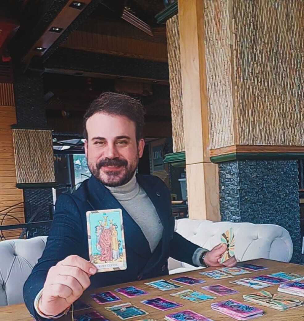 The.BarlasOfficial: Yılın En İyi Tarotçusu Ödülüne Katılmadı!