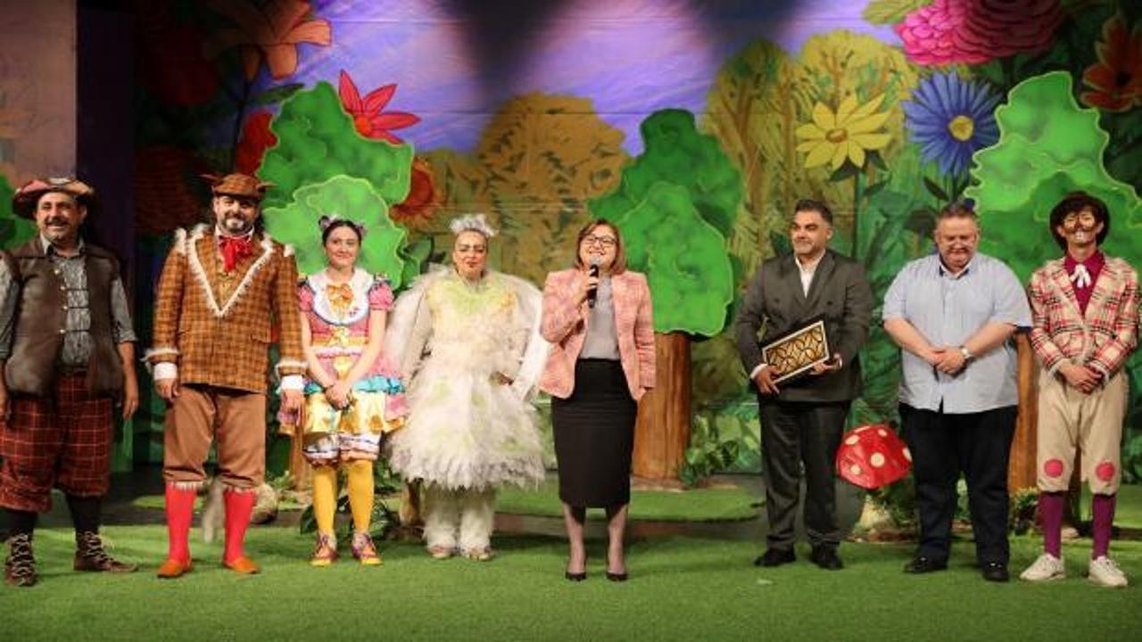 İkinci Çocuk Tiyatroları şenliğine katılan Başkan Şahin, yoğun ilgiyle karşılandı!