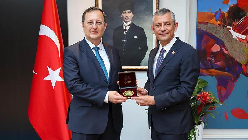 CHP Genel Başkanı Özel, Almanya’da Türkiye’nin Berlin Büyükelçisi Turan’ı ziyaret etti