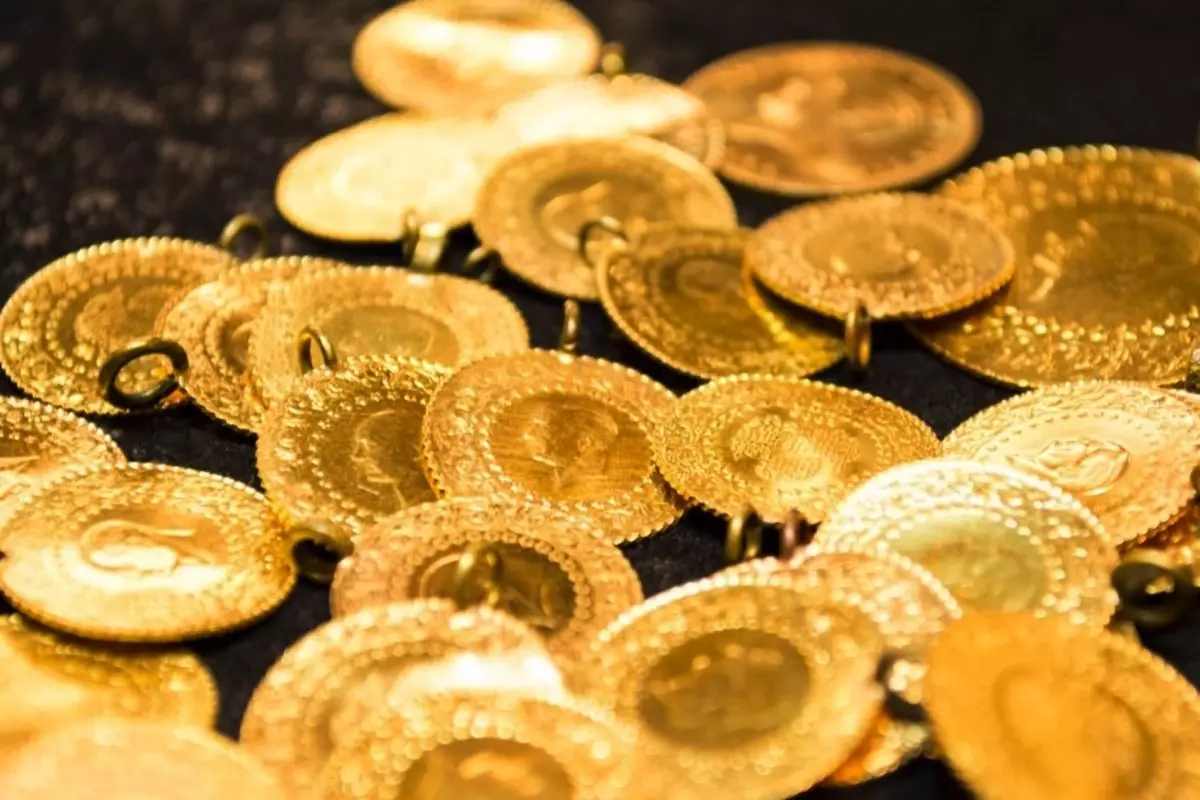 Altın Fiyatlarında 3 Hafta Sonra İlk Düşüş: Fed ve Jeopolitik Gelişmeler Etkili Oldu