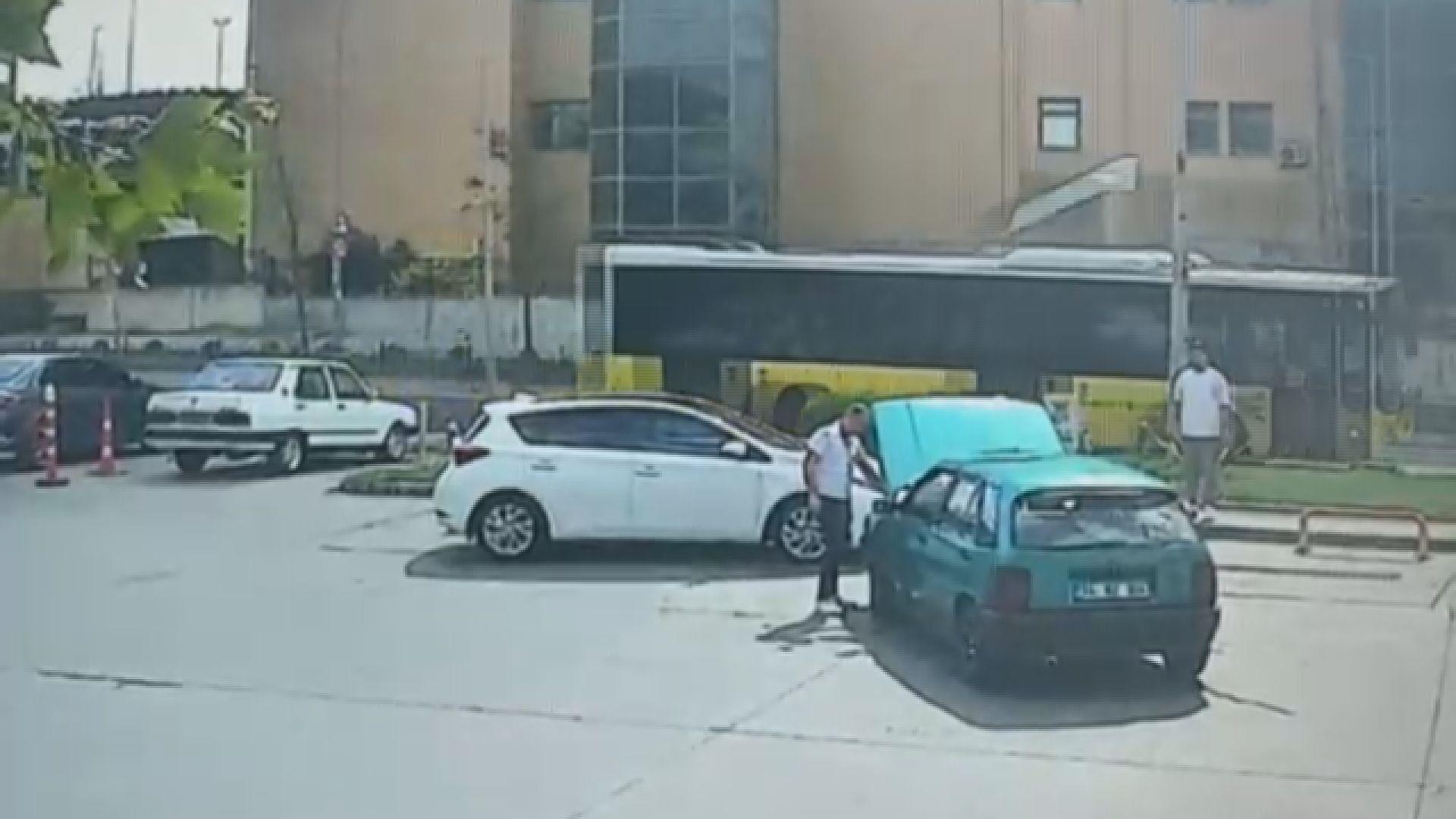 İstanbul – Arnavutköy’de İETT otobüsünden kopan parça istasyondakilerin üzerine savruldu