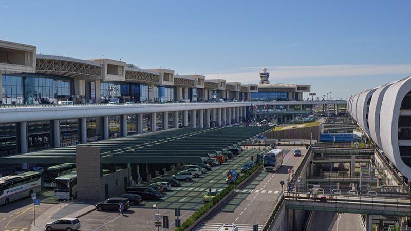 Milano Malpensa Havalimanı’nda bir yolcu yangın çıkardı