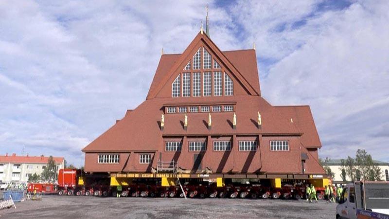 113 yıllık kilise 5 kilometre uzağa taşındı