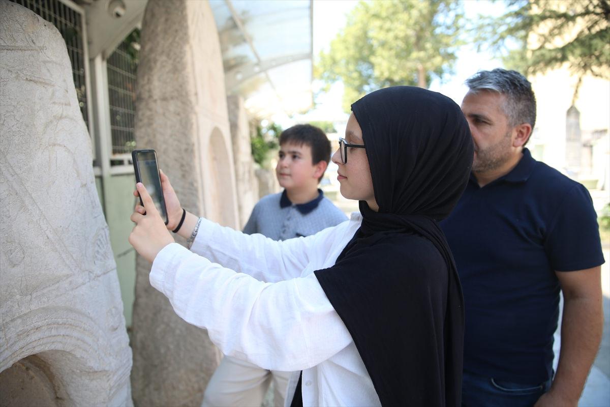 Sakaryalı öğrenciler Roma mezar taşları için yapay zekâ uygulaması geliştirdi