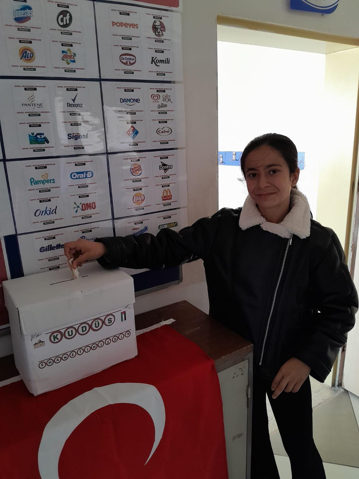 Küçük kalplerden büyük destek: Döğer Fatih Ortaokulu’ndan Gazze’ye umut bağışı