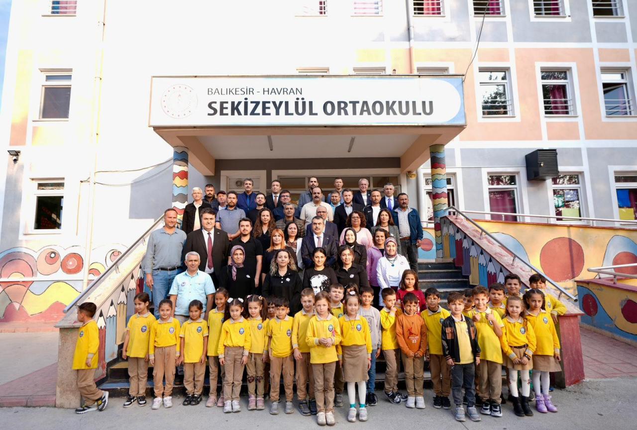 Milli Eğitim Bakanı Tekin'den Bursa ve Balıkesir'deki iki okula sürpriz ziyaret