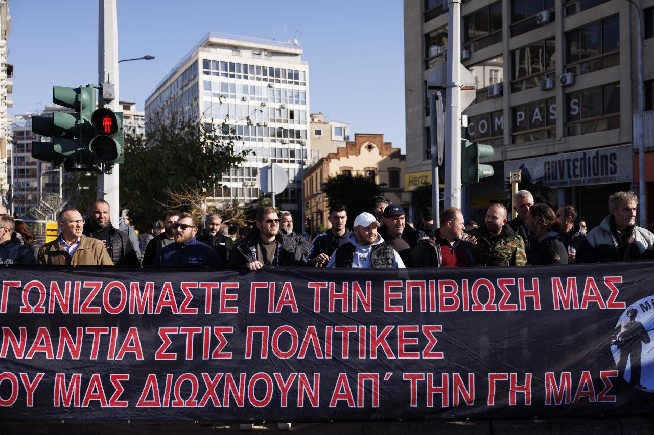 Yunanistan'da çiftçiler Selanik Limanı'nı kapattı