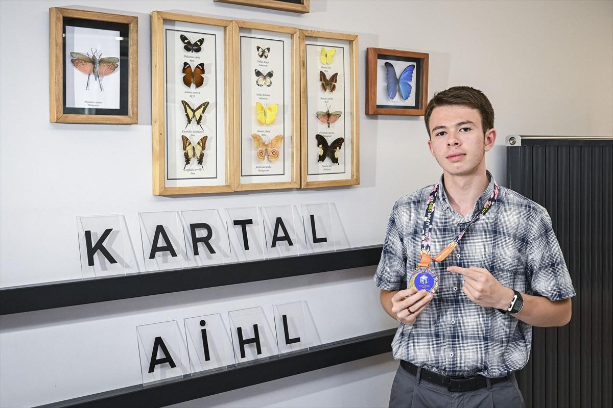 Kartal Anadolu İmam Hatip Lisesi öğrencisi Enes Japonya'dan altın madalyayla döndü
