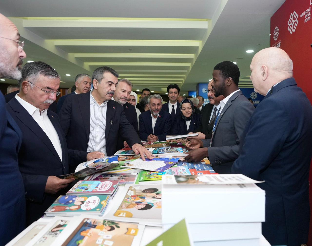 Bakan Tekin'den Türkiye Maarif Vakfı mesajı: Tarihi bir adım