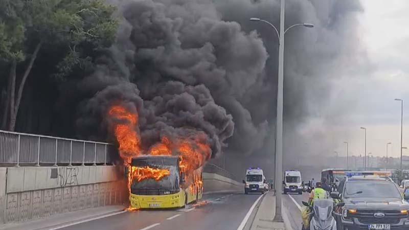 Bakırköy’de seyir halindeki İETT otobüsü alev alev yandı