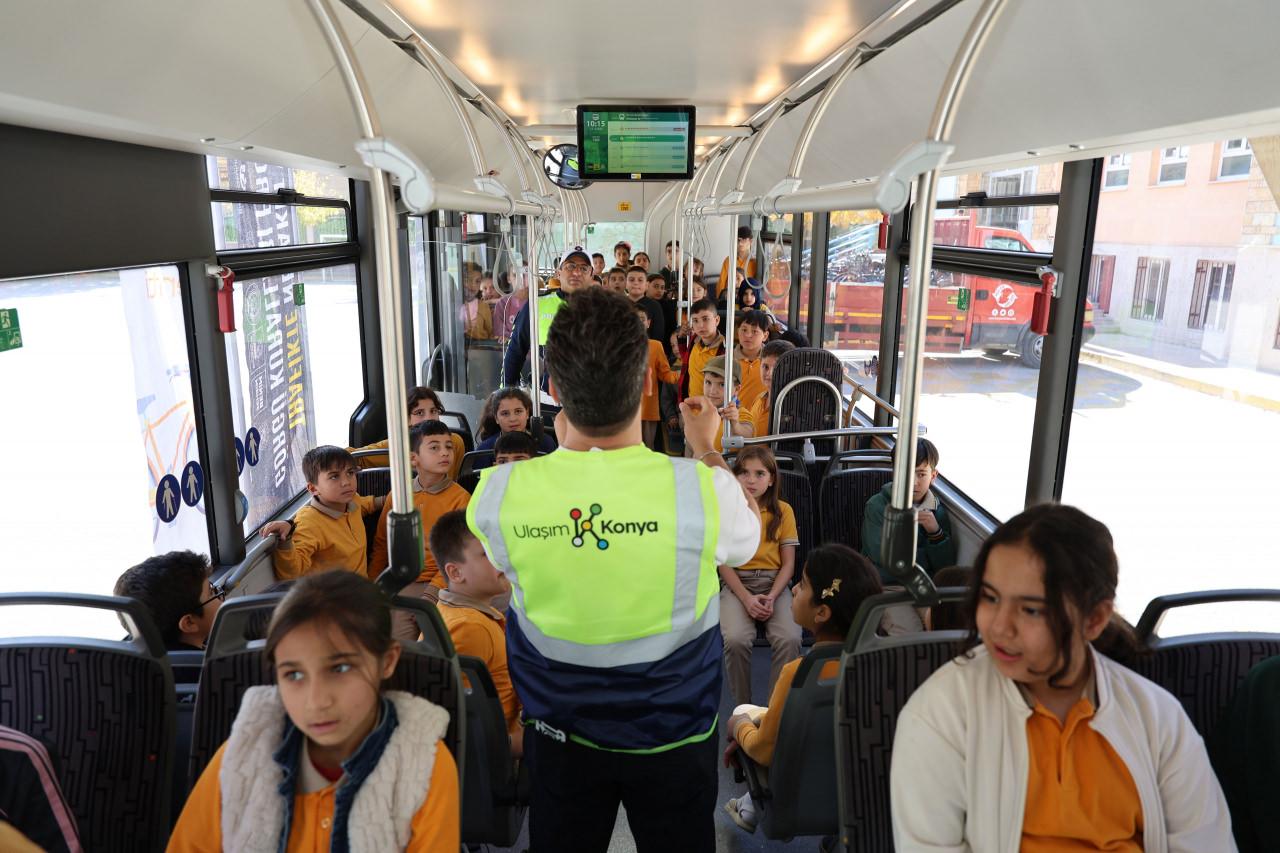Konya'da 2 bin 220 öğrenciye trafikte nezaket eğitimi! Nezaket Otobüsü yollarda