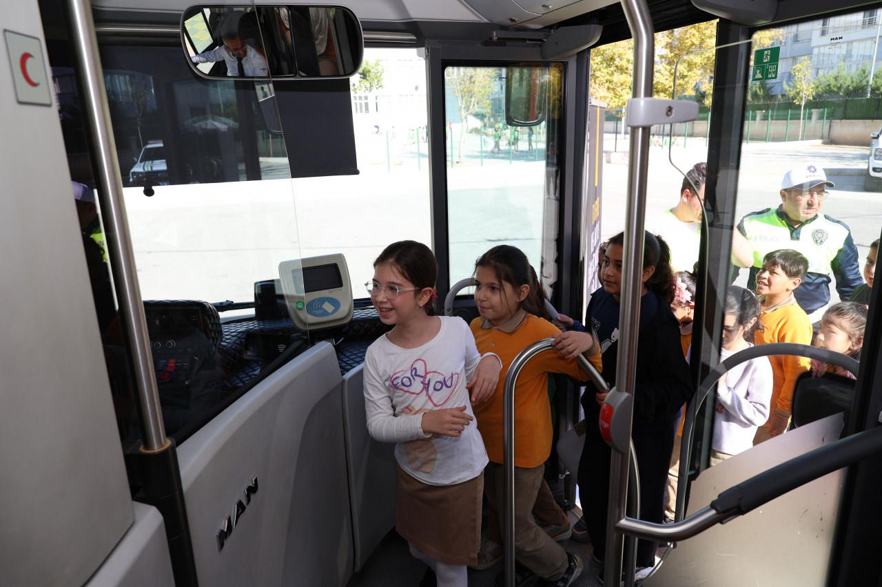Konya'da 2 bin 220 öğrenciye trafikte nezaket eğitimi! Nezaket Otobüsü yollarda