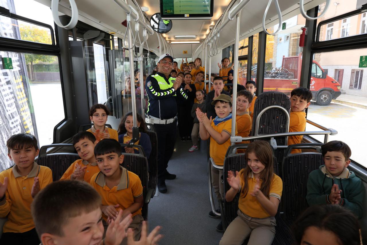 Konya'da 2 bin 220 öğrenciye trafikte nezaket eğitimi! Nezaket Otobüsü yollarda