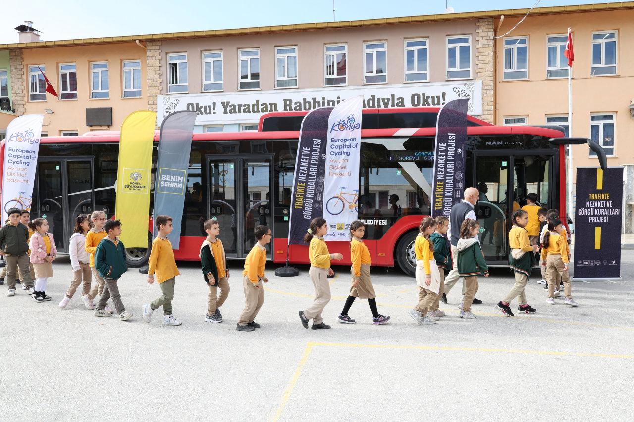 Konya'da 2 bin 220 öğrenciye trafikte nezaket eğitimi! Nezaket Otobüsü yollarda