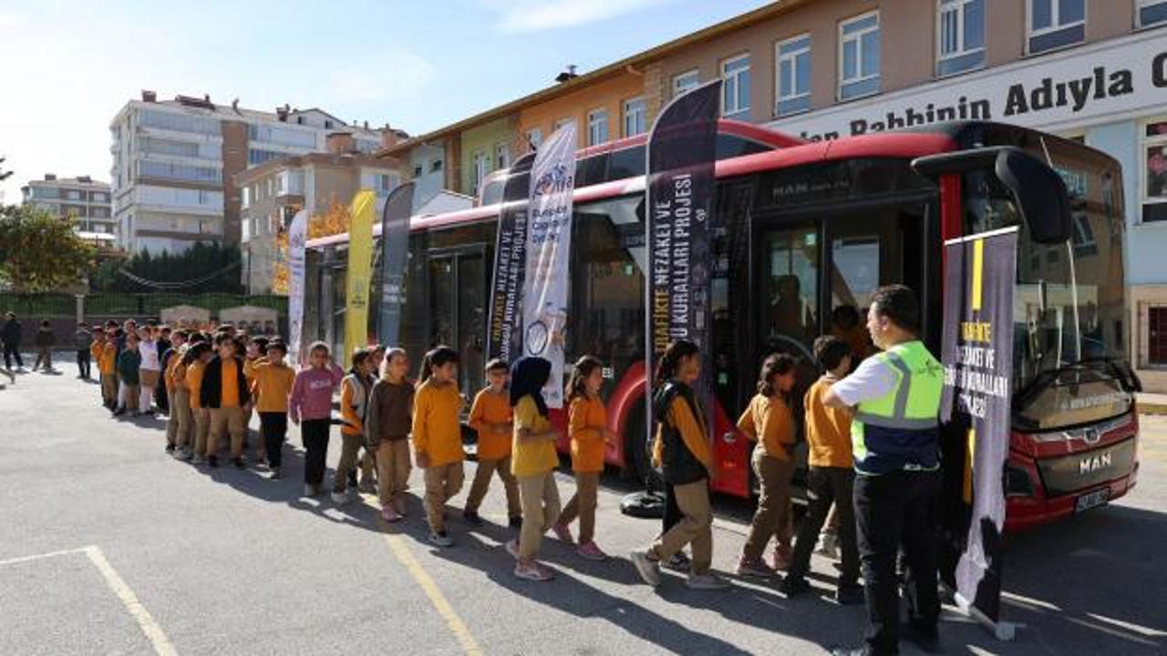 Konya’da 2 bin 220 öğrenciye trafikte nezaket eğitimi! Nezaket Otobüsü yollarda